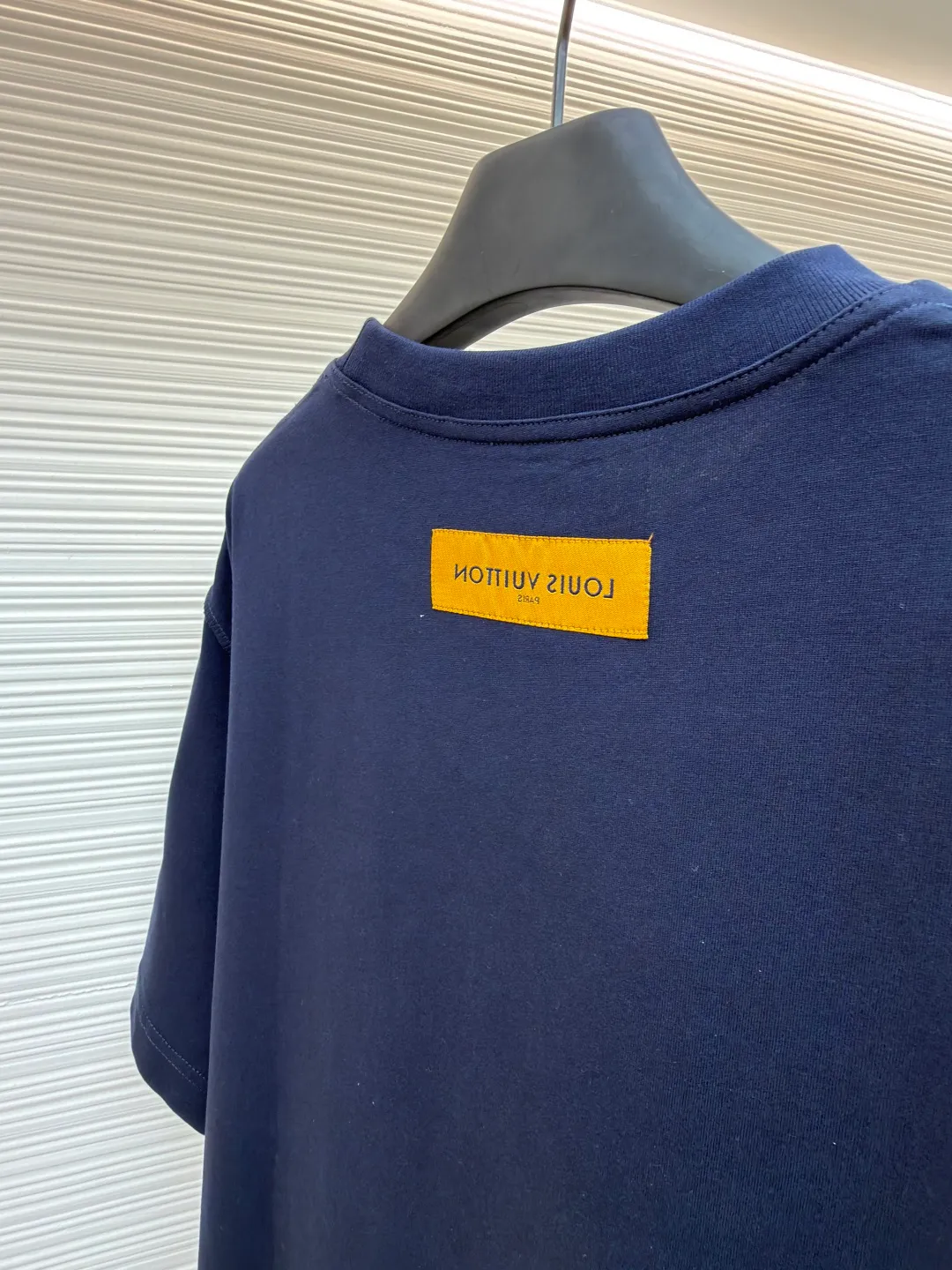 LOUISVUITTON embossed small label T-shirt ●Authentic product: 4989. Purchased and developed ●Item number: 1682264-A00 ●Fabric: pure cotton fabric ●Technology: embossed production ●Version: fitted version ●Weight: about 305 grams ●Size: XS-S-M-L ●Description: Fabric is 40S/2 Double-strand smooth cotton plain weave, dust-free wool processing; matching 40s single-strand combed cotton, 280g cylindrical machine rib. The front panel is stamped and filled. After low-temperature stamping with a steel stamp, the inside is filled with foam cotton. The bottom surface is directly sealed with low-temperature hot melt glue at 80 degrees Celsius. The integrated machine operation makes the relief pattern three-dimensional and full and stylish. High-quality products require natural and beautiful products. The overall wiring is straight and delicate, the fabric is comfortable and soft, and the color is consistent without color difference. It can be matched with the same style to create a fashionable look and control various occasions. Customized accessories, complete with three standards, same style for men and women!